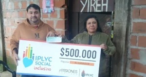 Ovidio junto a su esposa muestran su cheque del premio de IPLyC Social Inclusivo.