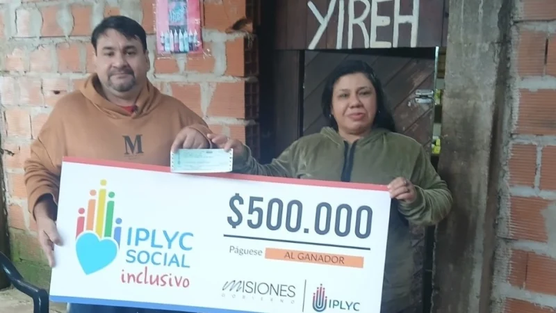 Ovidio junto a su esposa muestran su cheque del premio de IPLyC Social Inclusivo.