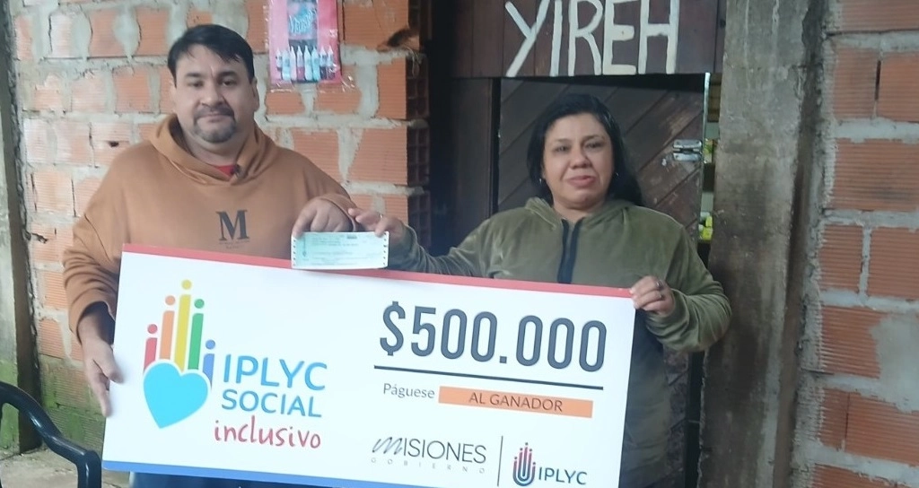 Ovidio junto a su esposa muestran su cheque del premio de IPLyC Social Inclusivo.