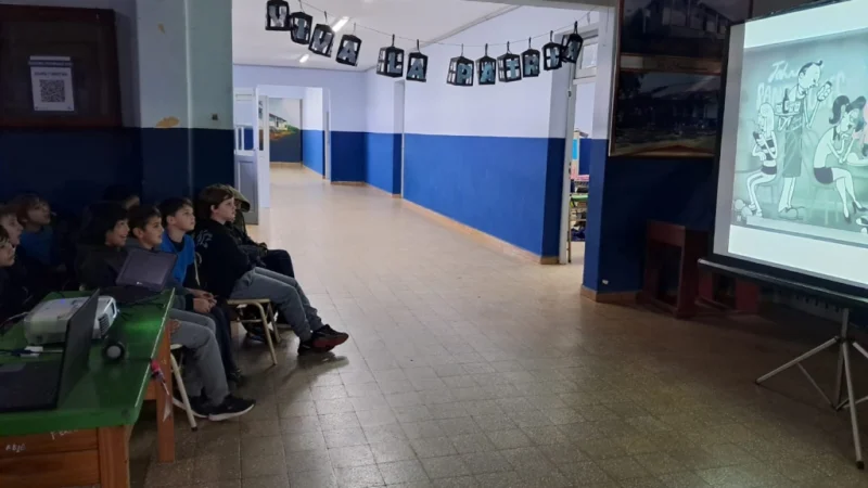 Alumnos de la Escuela 62 de Alem, durante la charla donde se habló de las adicciones conductuales.