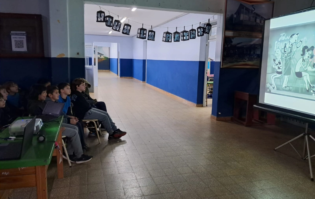 Alumnos de la Escuela 62 de Alem, durante la charla donde se habló de las adicciones conductuales.