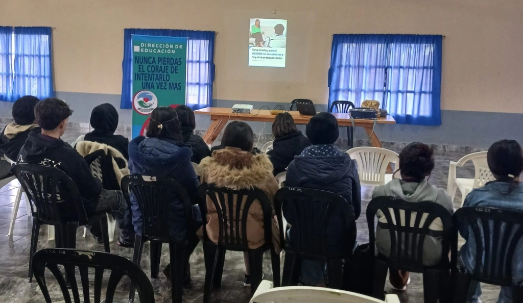 Alumnos del BOP 110 de Dos De Mayo en la charla con Juego Responsable.
