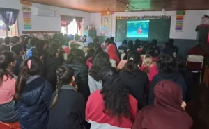 Alumnos de la Escuela 714 de Garuhapé durante la charla sobre los efectos del juego online, con Juego Responsable.