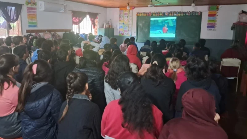 Alumnos de la Escuela 714 de Garuhapé durante la charla sobre los efectos del juego online, con Juego Responsable.