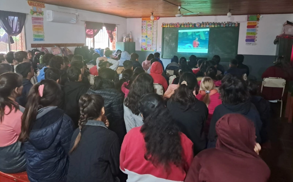 Alumnos de la Escuela 714 de Garuhapé durante la charla sobre los efectos del juego online, con Juego Responsable.