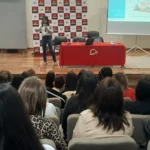 Isabel Silveti, habla a los alumnos sobre la problemática de la adolescencia, apuestas y pantallas.