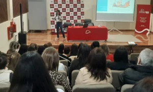 Isabel Silveti, habla a los alumnos sobre la problemática de la adolescencia, apuestas y pantallas.