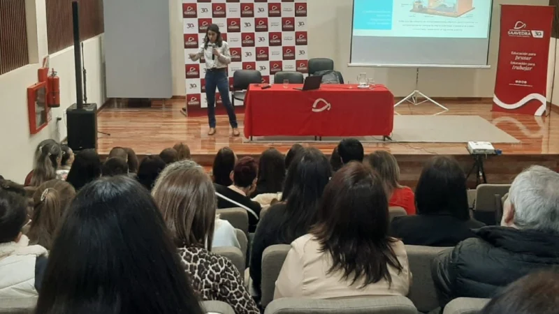 Isabel Silveti, habla a los alumnos sobre la problemática de la adolescencia, apuestas y pantallas.