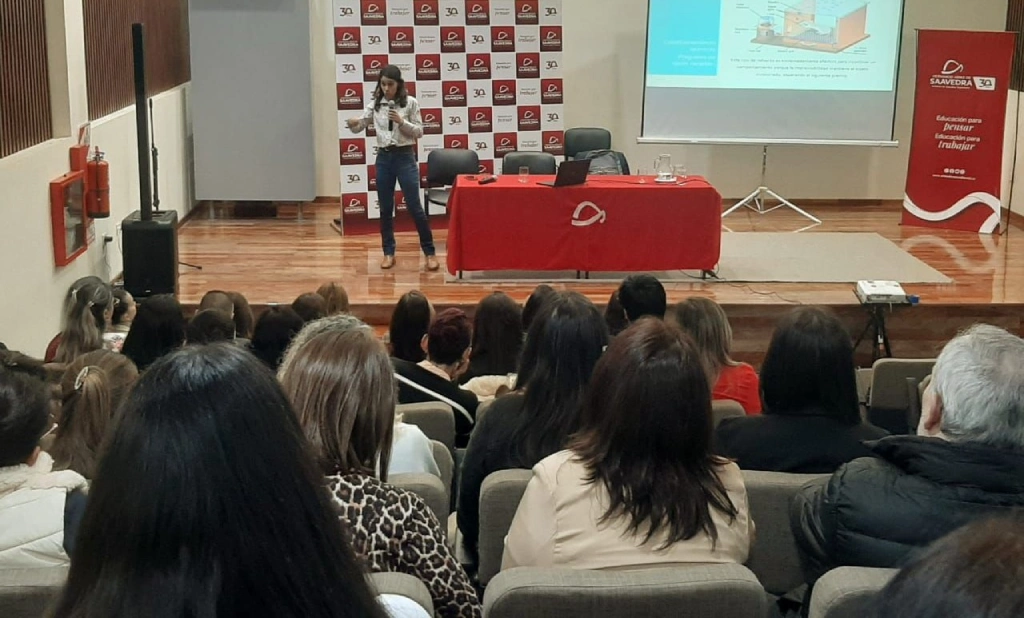 Isabel Silveti, habla a los alumnos sobre la problemática de la adolescencia, apuestas y pantallas.