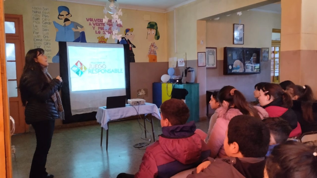 Alumnos de Los Helechos participan de charlas sobre prevención de adicciones con Juego Responsable.