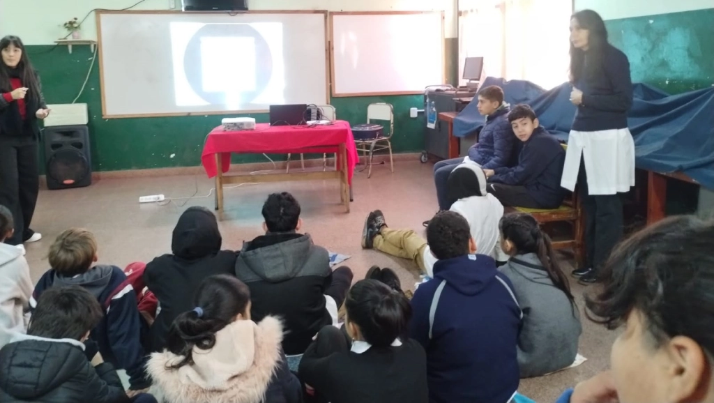 Alumnos de la Escuela 266 de Posadas durante la charla con Juego Responsable.