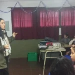 Gabriela Peralta, de Juego Responsable, con estudiantes de la Escuela de Comercio 6.
