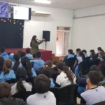 Alumnos del Instituto Alta Gracia durante la charla sobre la importancia del uso controlado de las pantallas.