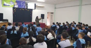 Alumnos del Instituto Alta Gracia durante la charla sobre la importancia del uso controlado de las pantallas.