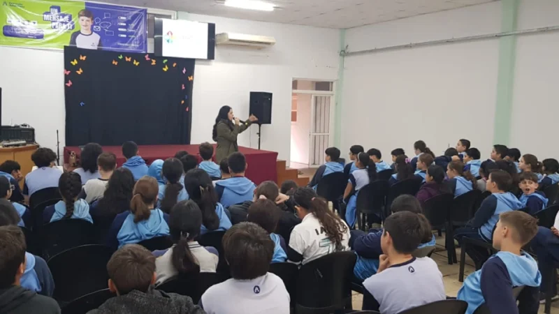 Alumnos del Instituto Alta Gracia durante la charla sobre la importancia del uso controlado de las pantallas.