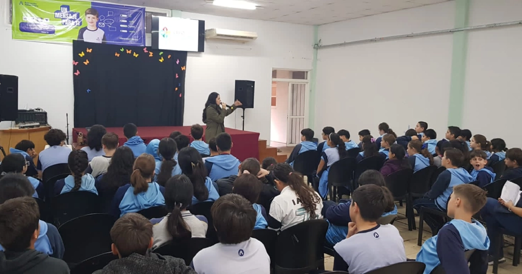 Alumnos del Instituto Alta Gracia durante la charla sobre la importancia del uso controlado de las pantallas.