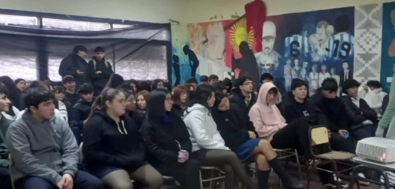 Alumnos del colegio Martín de Moussy, durante una jornada de reflexión sobre cortos premiados del año anterior.