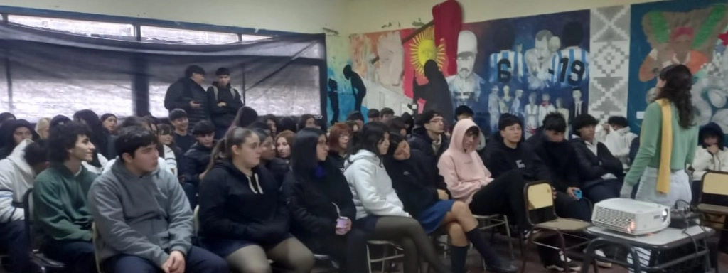 Alumnos del colegio Martín de Moussy, durante una jornada de reflexión sobre cortos premiados del año anterior.