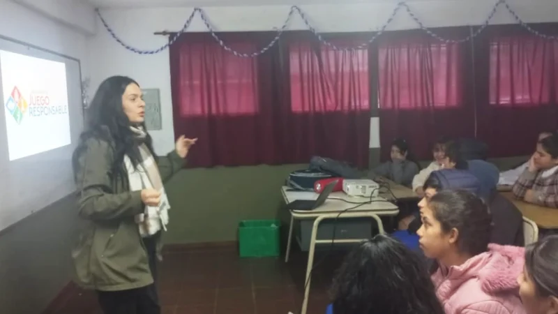 Gabriela Peralta, de Juego Responsable, con estudiantes de la Escuela de Comercio 6.