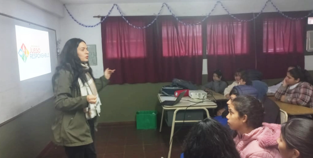 Gabriela Peralta, de Juego Responsable, con estudiantes de la Escuela de Comercio 6.