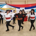 Señoras mayores de ballet folclórico realizan una danza durante el encuentro con Mateando con los abuelos.