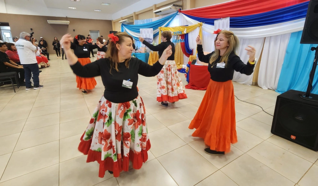 Señoras mayores realizan una danza folclórica.