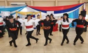 Señoras mayores de ballet folclórico realizan una danza durante el encuentro con Mateando con los abuelos.