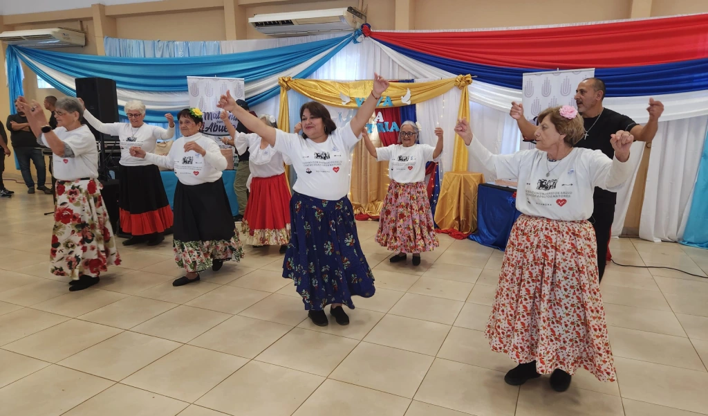 Señoras mayores realizan una danza folclórica.