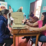 Oftalmóloga de Mirar Mejor, realiza control visual a una mujer joven en Colonia Aurora.