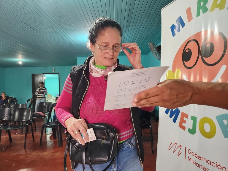 Una vecina de Colonia Aurora lee con sus nuevos lentes un texto de prueba.