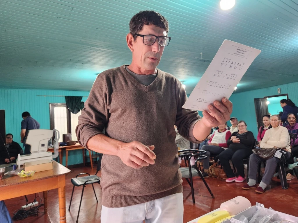 Un vecino de Colonia Aurora lee con sus nuevos lentes un texto de prueba.