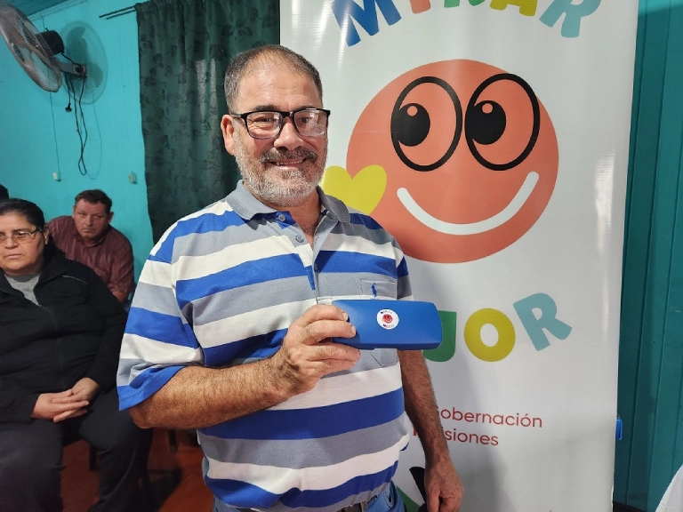 Un vecino de Colonia Aurora sonríe con sus nuevos anteojos.