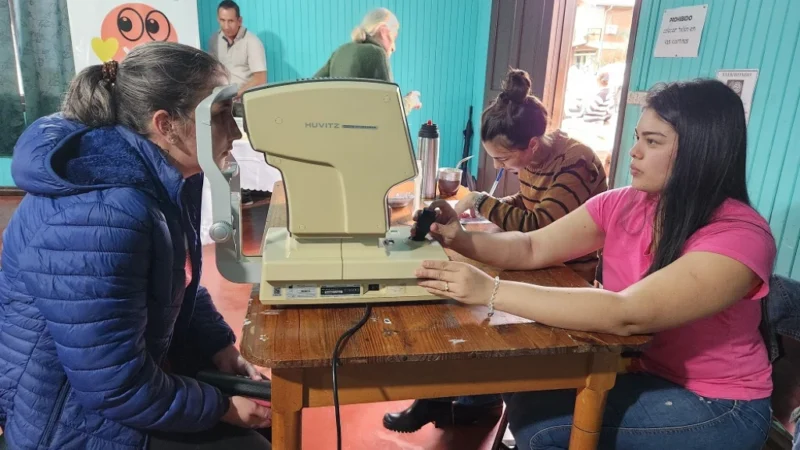 Oftalmóloga de Mirar Mejor, realiza control visual a una mujer joven en Colonia Aurora.