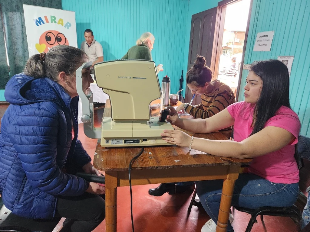 Oftalmóloga de Mirar Mejor, realiza control visual a una mujer joven en Colonia Aurora.