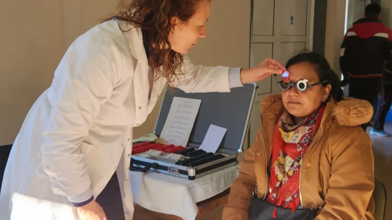 Oftalmóloga de Mirar Mejor realiza controles oftalmológicos a una vecina de Gobernador Roca.