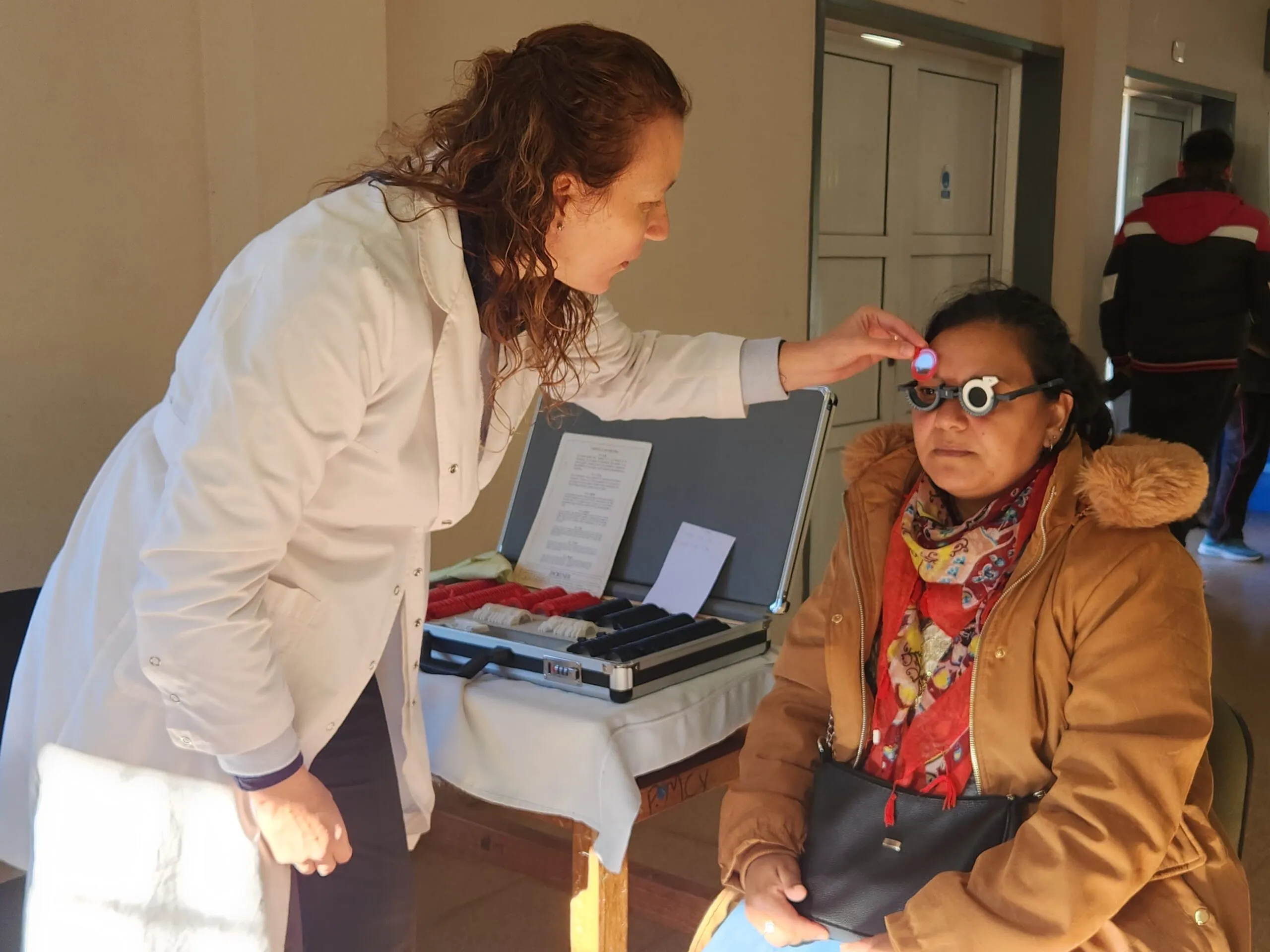Oftalmóloga de Mirar Mejor realiza controles oftalmológicos a una vecina de Gobernador Roca.