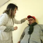 Oftalmóloga prueba lentes graduados a un joven. Mirar Mejor - Tres Capones