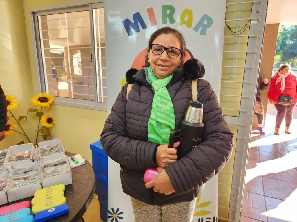 Una vecina de Tres Capones sonríe con sus nuevos lentes, entregados por Mirar mejor.