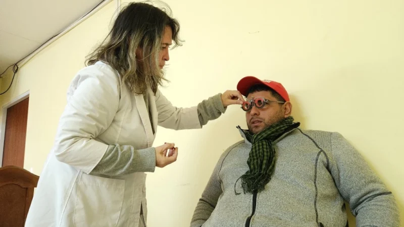 Oftalmóloga prueba lentes graduados a un joven. Mirar Mejor - Tres Capones