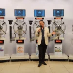 Ricardo Vera frente a los bolilleros de la Sala de Sorteos. La voz de la Quiniela Misionera desde hace 30 años.