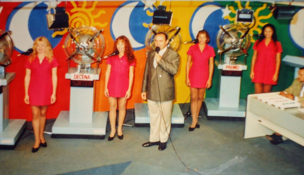 Ricardo Vera junto a las Niñas Cantoras en la antigua sala de sorteos.