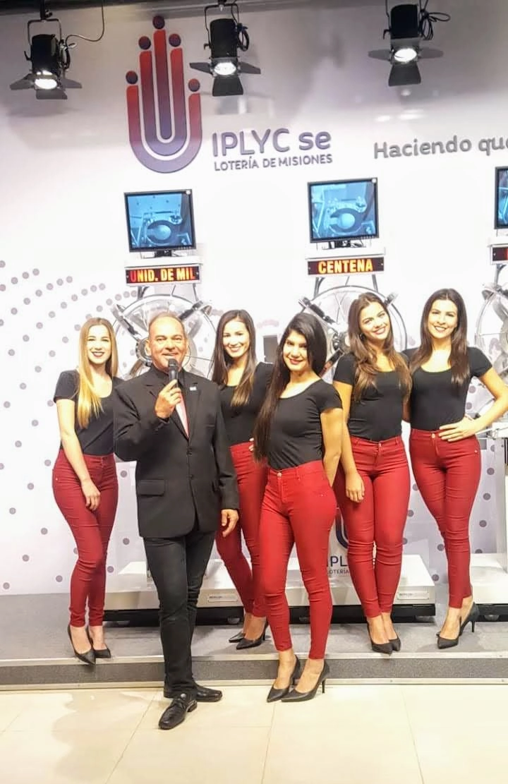 Ricardo Vera junto a las Niñas Cantoras en la nueva sala de sorteos.