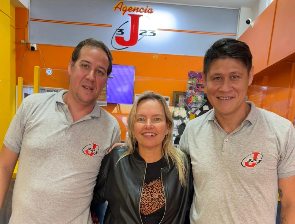 Claudia Gabrouski, titular de la Agencia 323 de Oberá y dos empleados de la agencia felices por la venta del premio.