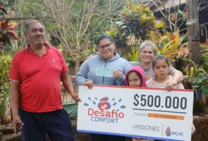 Vanesa junto a su familia, felices con su cheque de Desafío Confort. Comprará un freezer para su despensa.