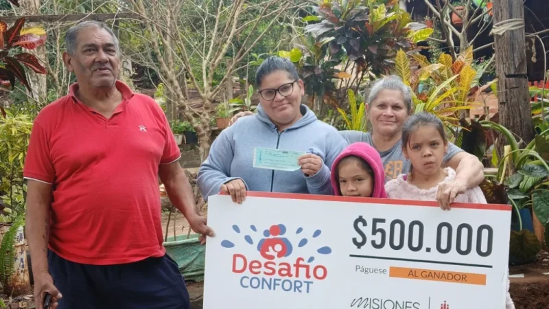 Vanesa junto a su familia, felices con su cheque de Desafío Confort. Comprará un freezer para su despensa.