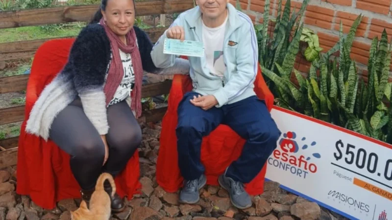 Héctor y Lorena sonríen con su cheque de Desafío Confort.