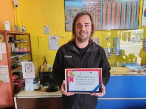 Nelson, de Alem, muestra feliz su premio de la categoría Vendedor Fijo, del concurso Encendé tus ventas.