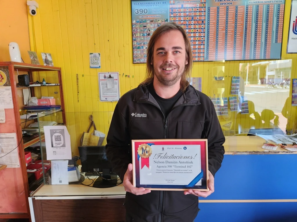 Nelson, de Alem, muestra feliz su premio de la categoría Vendedor Fijo, del concurso Encendé tus ventas.