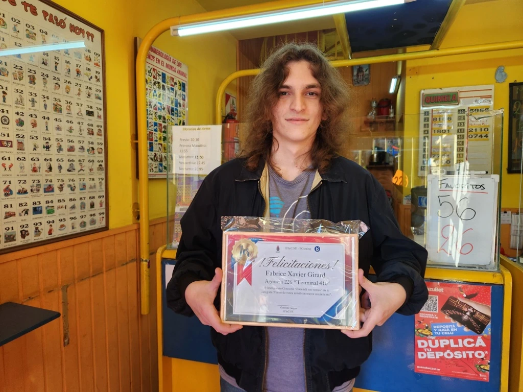 Fabrice muestra orgulloso la distinción recibida.