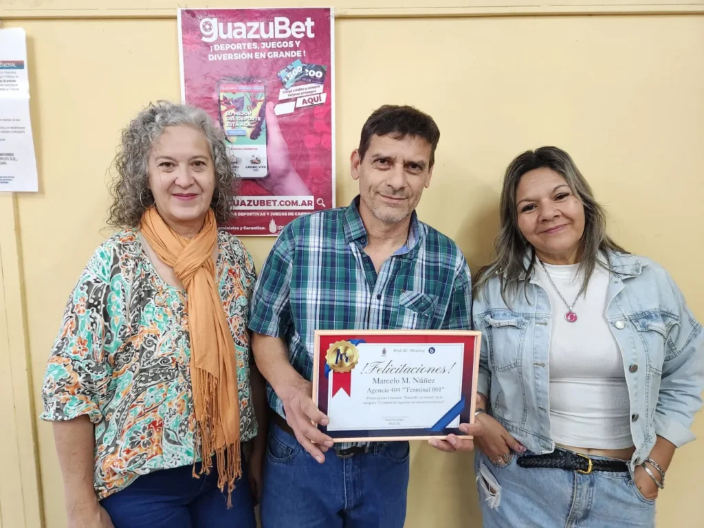 Marcelo muestra feliz su premio.